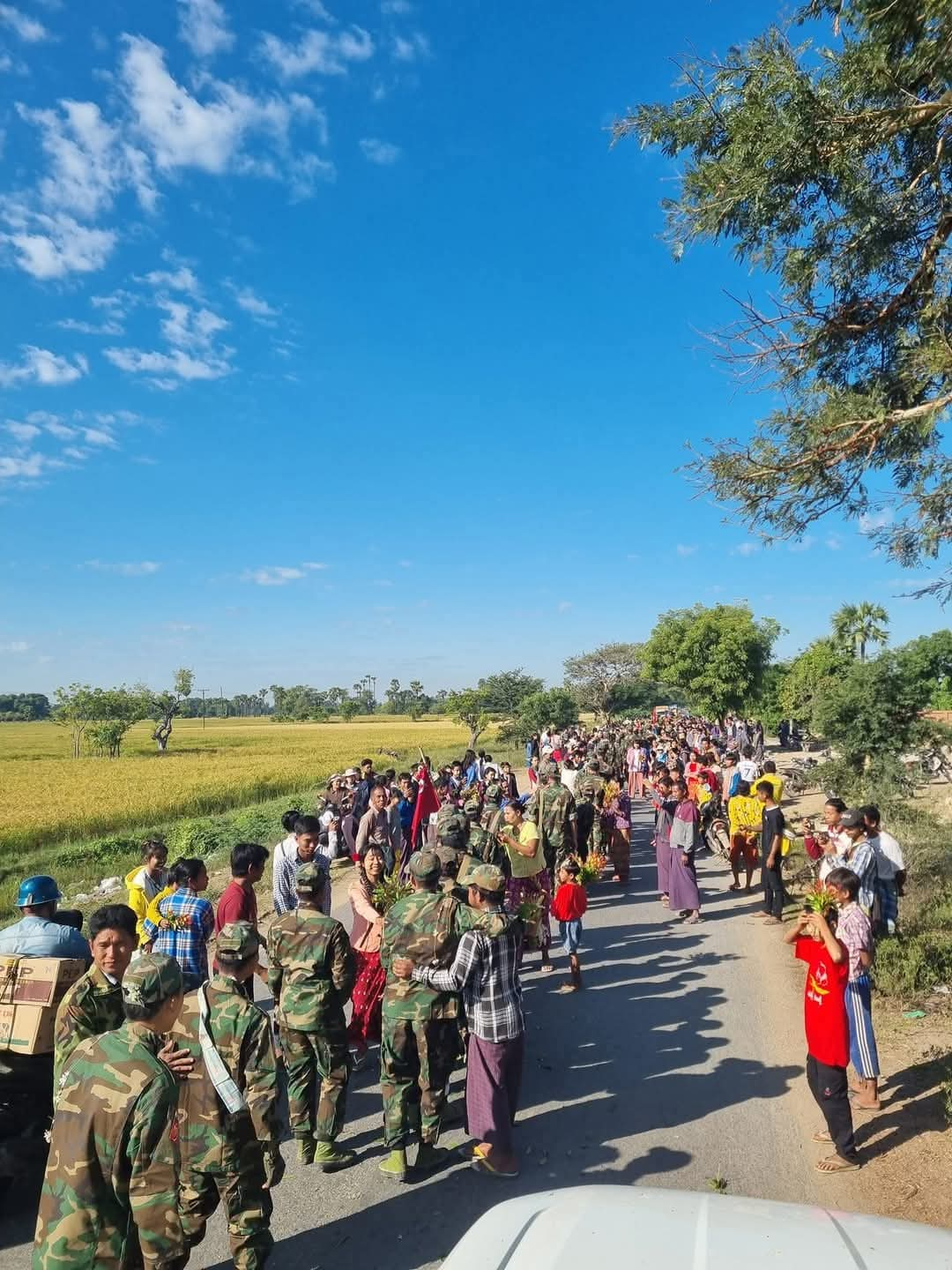 ရှမ်းမန်းစစ်ဆင်ရေးက ပြန်လာတဲ့ ရွှေဘိုခရိုင်တပ်ရင်း(၂၆)က ရဲဘော်တွေကို ပြည်သူတွေကြိုဆို