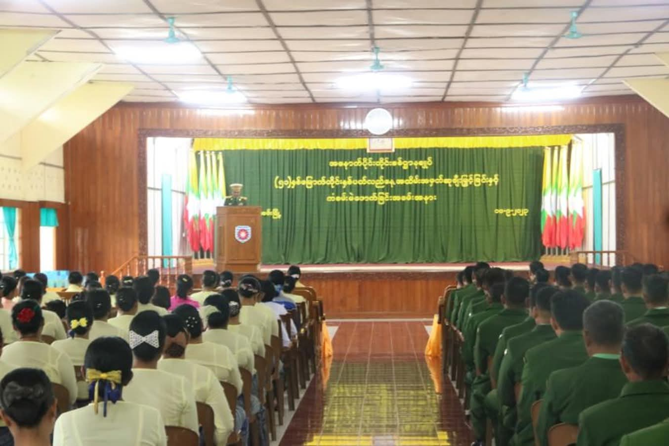 အနောက်ပိုင်းတိုင်းစစ်ဌာနချုပ်တွင် ပိတ်မိနေသော ဒဏ်ရာရစစ်သားများ၊ တပ်မိသားစုနှင့် စစ်သားအများစုက လက်နက်ချ အလင်းဝင်ပြီး အသက်ရှင်လျက်ဖြင့် လိုရာသွားခွင့်ရရန် လိုလား