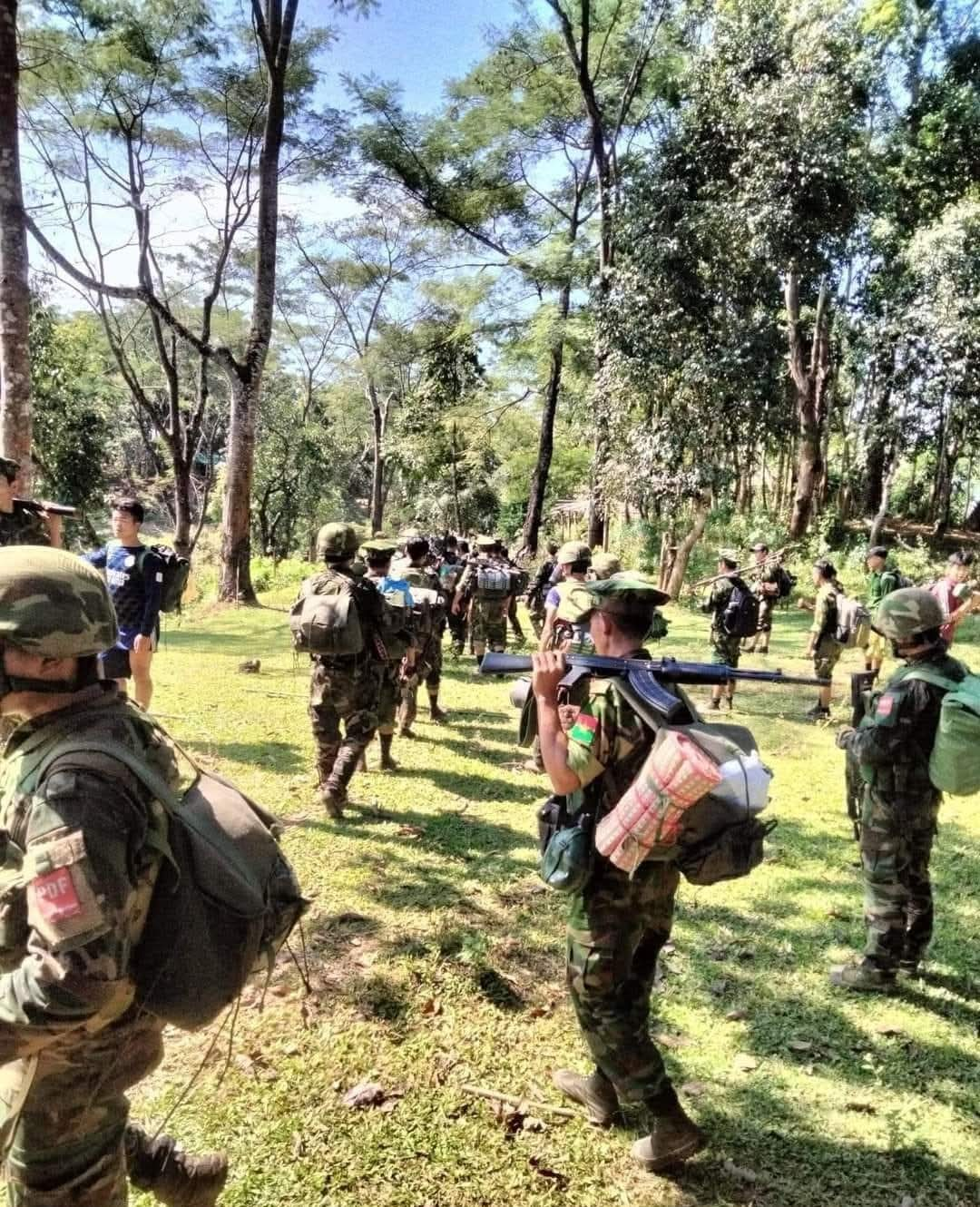 ဗန်းမော်နှင့်မံစီမြို့ရှိ စစ်တပ် စခန်းများအားလုံးကို ဝိုင်းဝန်း ပိတ်ဆို့၍ ပြင်းပြင်း ထန်ထန် ထိုးစစ်ဆင်